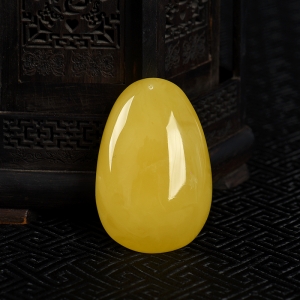 鸡油黄蜜蜡随形吊坠