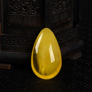 鸡油黄金绞蜜随形吊坠