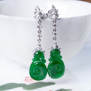 18K金镶钻糯种翠色翡翠耳坠