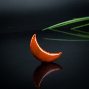 火焰纹南红月牙吊坠