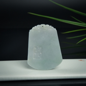 糯种翡翠吉祥吊坠