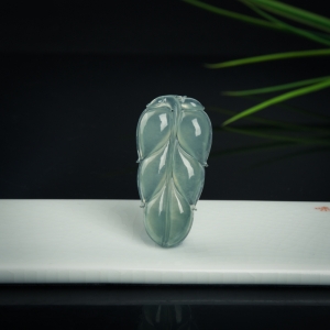 糯冰种浅绿翡翠金枝玉叶吊坠