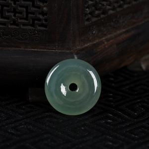 糯冰种灰绿翡翠平安扣吊坠