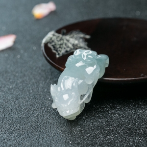 糯种飘花翡翠貔貅吊坠