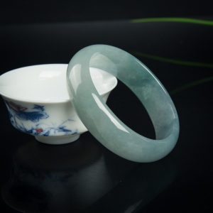 51.5mm糯冰种灰绿翡翠贵妃镯