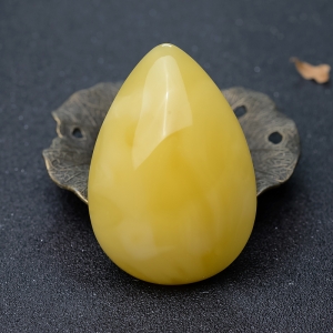 鸡油黄蜜蜡随形吊坠