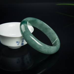 57.5mm豆种飘花翡翠手镯