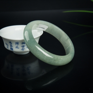 57mm豆种翡翠手镯