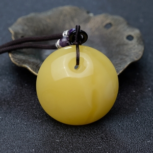 鸡油黄蜜蜡平安扣吊坠