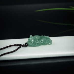 糯冰种豆绿翡翠貔貅吊坠