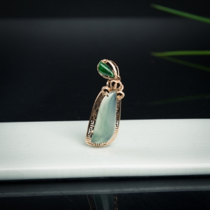 18k冰种翡翠随形吊坠