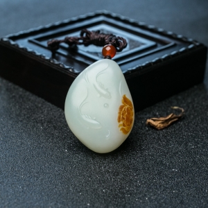 山料和田羊脂白玉连年有余吊坠