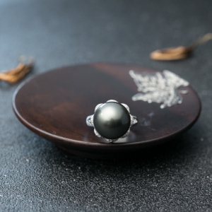 10K金镶钻黑珍珠戒指