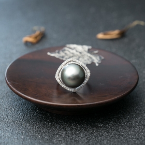 10K金镶钻黑珍珠戒指