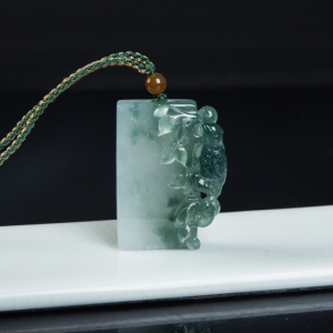 糯种飘花翡翠喜上眉梢吊坠