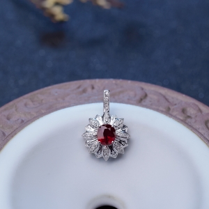 18K金镶钻鸽血红红宝石吊坠