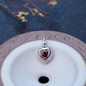 18K金镶钻鸽血红红宝石吊坠
