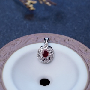 18K金镶钻鸽血红红宝石吊坠