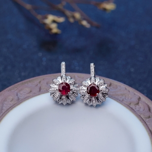 18K金镶钻鸽血红红宝石耳钉