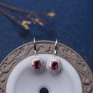 18K金镶钻鸽血红红宝石耳坠