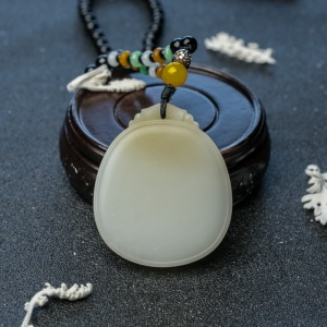 山料俏色和田玉平安无事牌吊坠