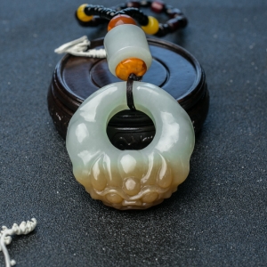 山料俏色和田玉貔貅手把件