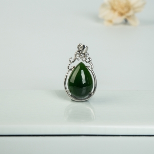 银镶山料和田碧玉水滴吊坠