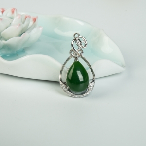 银镶山料和田碧玉水滴吊坠