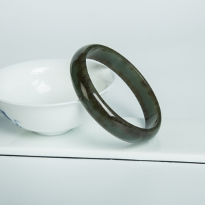 60.5mm山料俏色和田玉光面平安镯