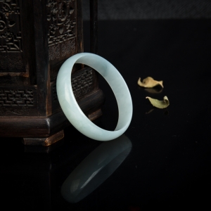 52mm糯冰种飘花翡翠光面方镯