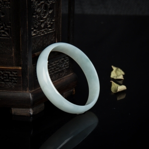 52mm糯冰种飘花翡翠光面方镯