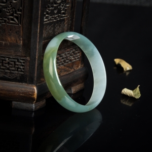 51.5mm糯冰种俏色翡翠光面方镯