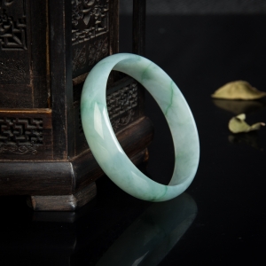 51.5mm糯冰种飘花翡翠光面方镯