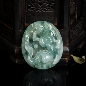 糯冰种飘花翡翠龙牌吊坠