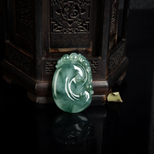 糯种飘花翡翠如意吊坠