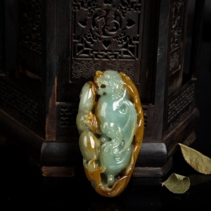 糯种俏色翡翠福如东海吊坠