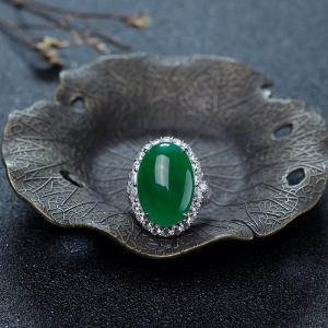 18K金镶钻糯冰种翠色翡翠戒指