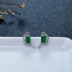 18K金镶钻糯冰种翠色翡翠耳钉