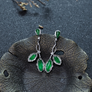 18K金镶钻冰种翠色翡翠耳坠