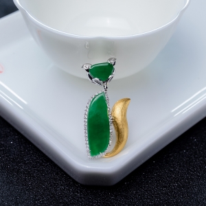 18K金镶钻糯种翠色翡翠狐狸吊坠