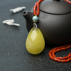 鸡油黄蜜蜡随形项链