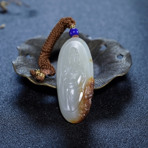 籽料俏色和田玉观音吊坠