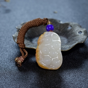 籽料俏色和田玉连年有余吊坠