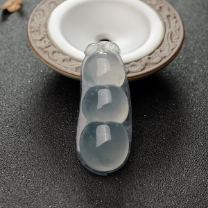 冰种翡翠福豆吊坠