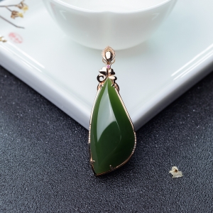 18K金镶钻山料和田碧玉随形吊坠