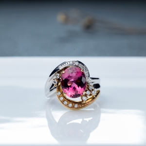 18K金镶钻玫红碧玺戒指