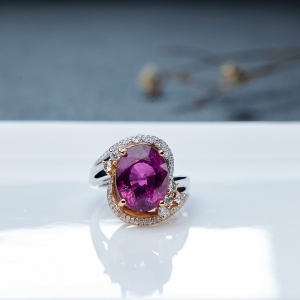 18K金镶钻玫红碧玺戒指