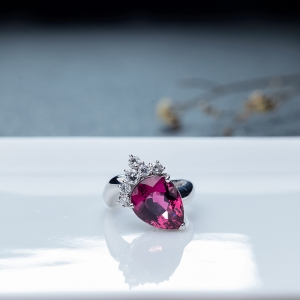 18K金镶钻玫红碧玺戒指