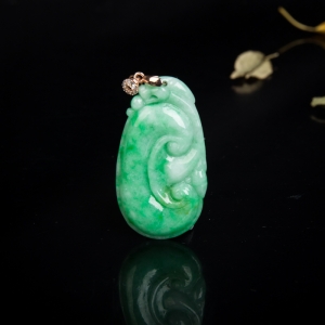 银镶豆种飘翠翡翠如意吊坠