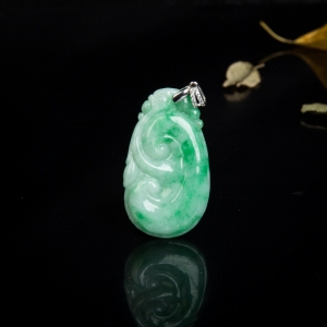 银镶豆种飘翠翡翠如意吊坠